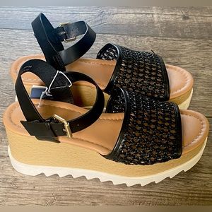 NWT Universal Thread Sandals, 7.5